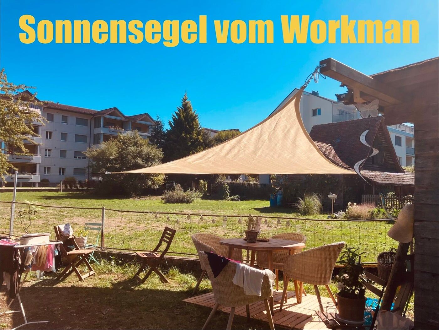 Sonnensegel über einem Sitzplatz