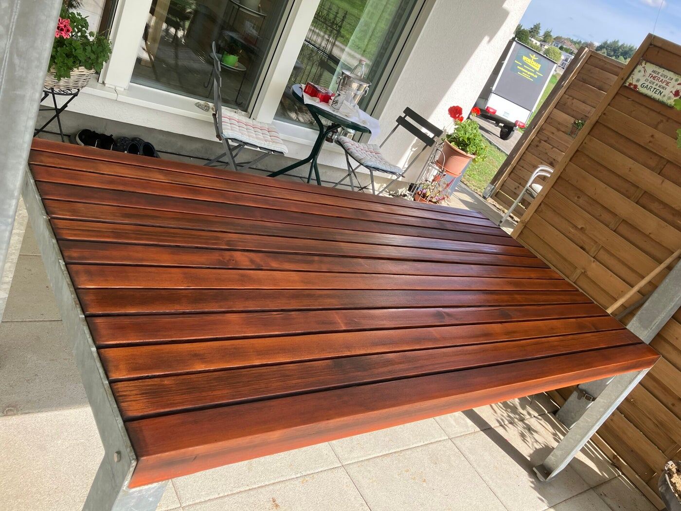 Holzpodest auf einer Terrasse